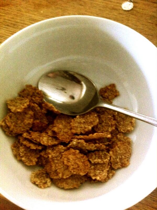 machoperrie800's tweet image. Am i the only person who eats there cereal without milk? #hatemilk #saynotomilk