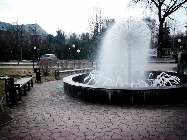 permuniversity's tweet photo. Фонтан запустили! Ура! Первый в городе! #ПГНИУ #Пермь http://t.co/f3FIV7y7Fx