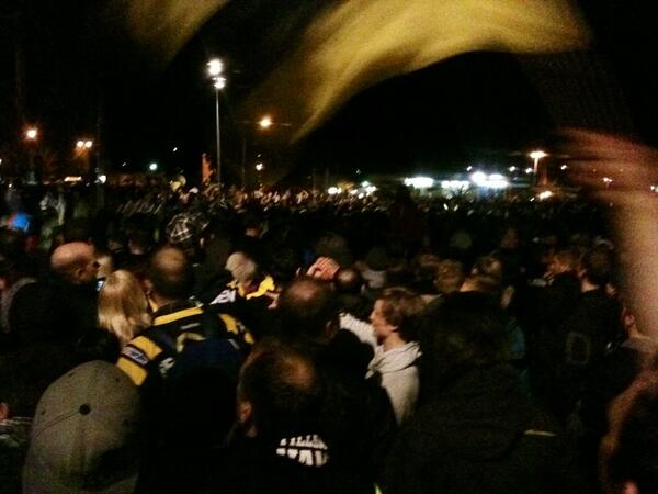 BlogdeSuecia's tweet photo. ¡Vaya noche la de ayer! El AIK ganó la liga después de 40 años y la ciudad de Skellefteå se volvió loca. http://t.co/F9QEn4LRMv