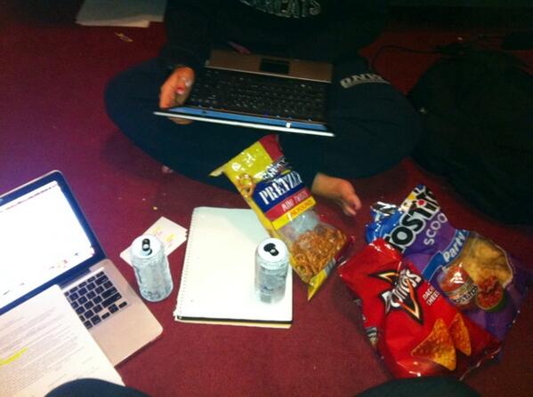 ThAtShhhFRAY's tweet image. All nighter with my sissy! @BoehAlexis #snackandstudy