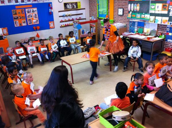 BRFL92's tweet photo. #team92 is weer actief vandaag. Scholenloop in Rotterdam bij de Regenboog. Een echte koningsloop. http://t.co/lb1vo6kWA2