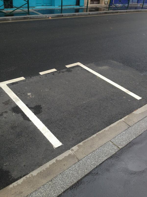 JeanLucLemoine's tweet photo. C'est pratique si tu veux garer ta demi-voiture. #LaCriseEstPartout. http://t.co/cw7wHqGKlY
