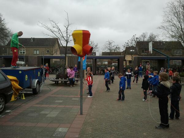Suuskuipers's tweet photo. @BartinWerkendam Nationale Sportweek bij de Regenboog Nieuwendijk: Ropeskipping! #NSW13 http://t.co/QitcCLkHKe