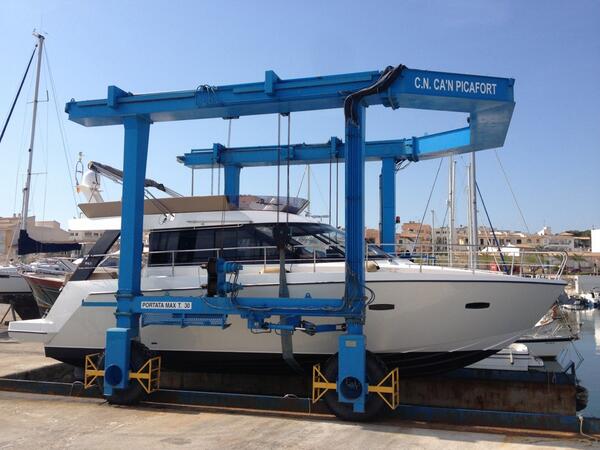 MallorcaBoat's tweet photo. Beautiful #Sealine F42 going in the  water after completing her seasons service at Mallorca Boats Centre http://t.co/9WkVWryTQK