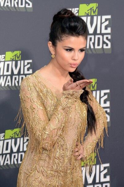 2012Demetria's tweet photo. Селена на 2013 MTV Movie Awards http://t.co/WqhPaTOrkG