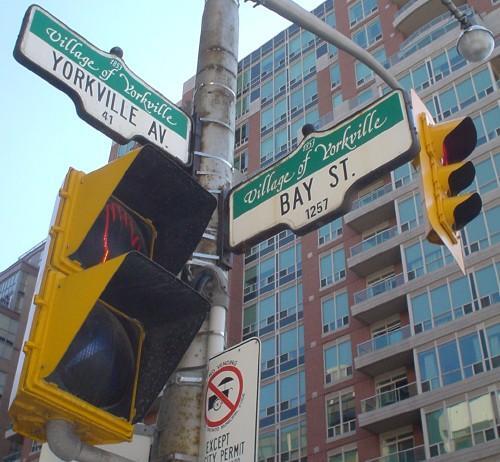 #走四方学生’惠’#多伦多的街道为整齐的南北或东西走向，非常容易辨识，但在市中心有不少单行道，驾车人士注意不要违规。与英国、香港等地不同的是，北美的交通一律靠右行。buff.ly/YwDZpv