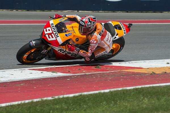 marcmarquez93's tweet photo. Satisfechos de los entrenos de hoy!! Mañana más y mejor ;) / Satisfied for today tests!! Tomorrow more and better ;) http://t.co/i4utXP1or9