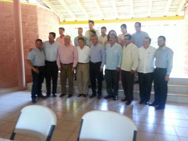 alexripoll's tweet photo. Gracias a Don Cecilio Lepe por su hospitalidad y estupenda comida con el @gobernador_mam y equipo de Contecon MZO http://t.co/SztFkipkJj