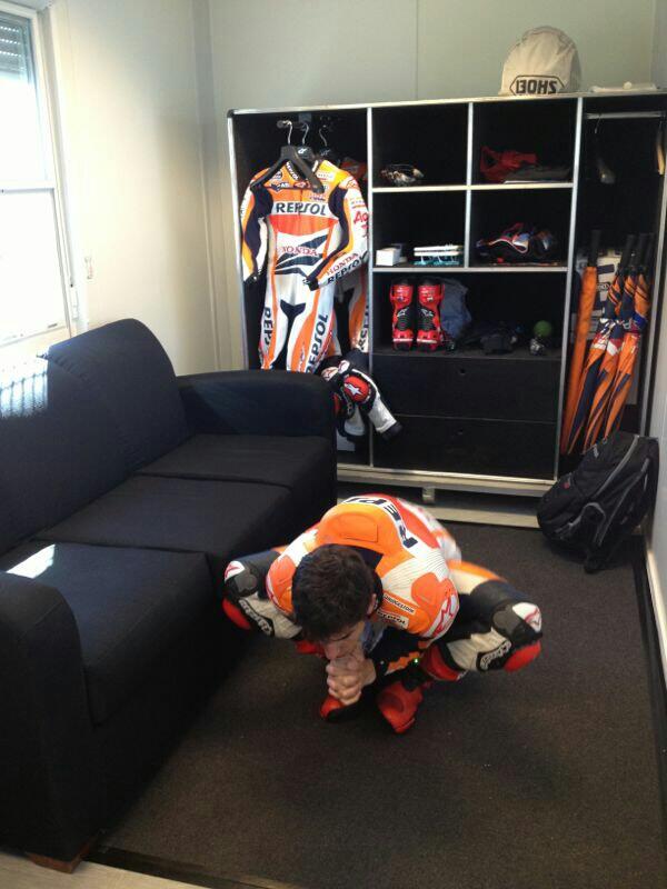 marcmarquez93's tweet photo. Estirando antes de volver a salir a pista.. Gaaaas!! / Stretching before going out to track again.. Gaaaas!! http://t.co/YSeQnI6xGU