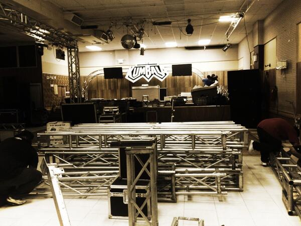Kumbalanyc's tweet photo. Ya iniciaron los preparativos. #bandakumbalera aqui los esperamos en la noche.  #kumbalanyc http://t.co/CrX8lq5IDL