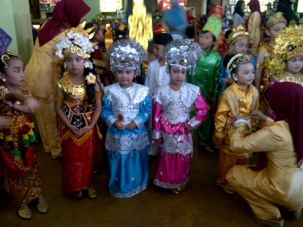 Lomba Busana Daerah at Kampung Priangan