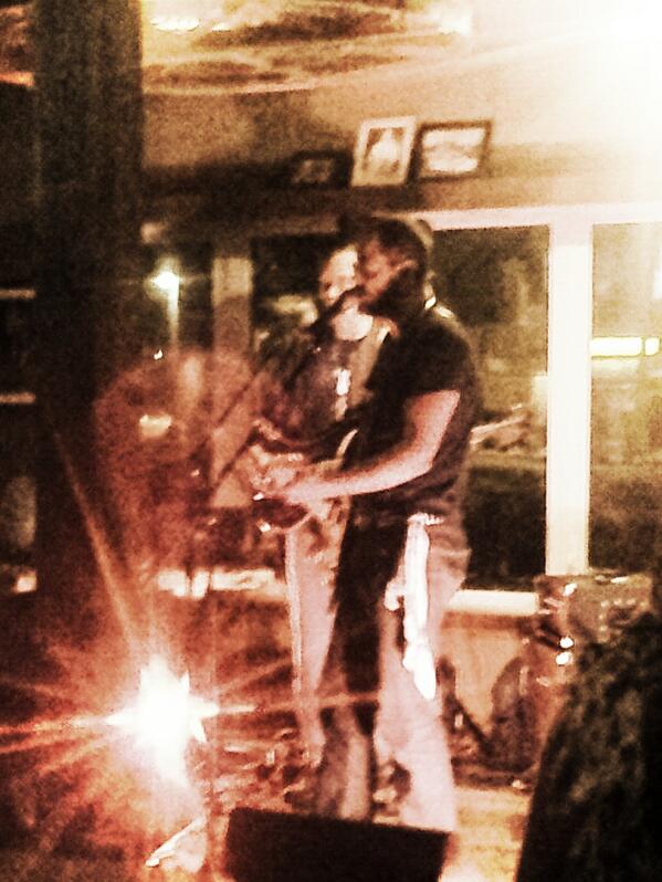 BaconFlower's tweet photo. @ktizzard, @Brashman Loving the Ken Tizzard show at the Red Lion. @kidacoustic, you gotta get this guy back soon. http://t.co/Jhynh7KKvC