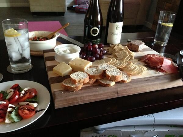 GambleMelissa's tweet image. @jillianharris what you think if our spread?! @sgamble01  #wineandcheese #delicious #designerintraining