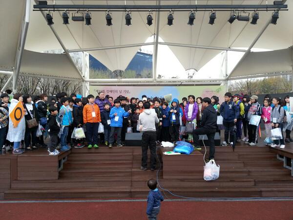 wiisj's tweet photo. 제33회 장애인의 날 기념행사중...장애인 인식개선 프로그램중..므흣한시간이네요 http://t.co/BNLo6bbl4H