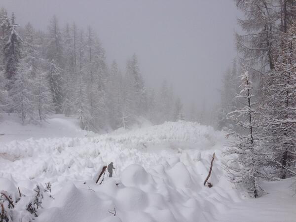 deuxfre's tweet photo. Énorme avalanche de printemps dans la combe de la folie #laplagne http://t.co/a5obVSL4bz