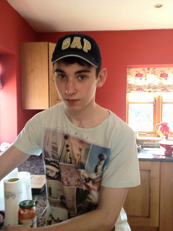 DH_xo's tweet photo. @_land0n @Hortoooon #robert #weirdo #pedoeyes #gapcap #snapback http://t.co/dlUv7cP5jL