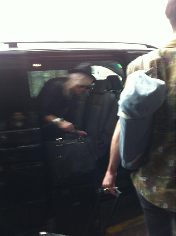 LittleMixersITA's tweet photo. Perrie @LittleMixOffic in Milan (at the airport) few minutes ago http://t.co/61EPXRo37w