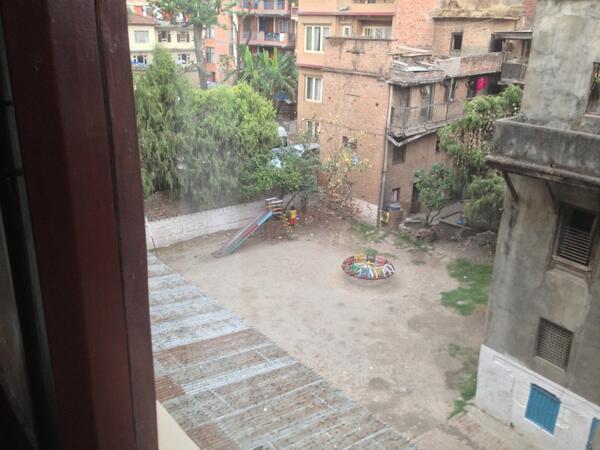 kininal's tweet image. カトマンズ到着。ホテルからの景色は、公園ビュー。