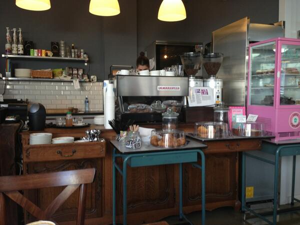 kraakmakend's tweet photo. In een super-lief koffiezaakje in de stad #Valente... #Rotterdam http://t.co/8HMQfjvPo1