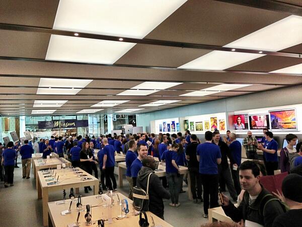 Great atmosphere at the applestore grand opening. New iMacs look fantastic! #plymouth #applestore #drakecircus