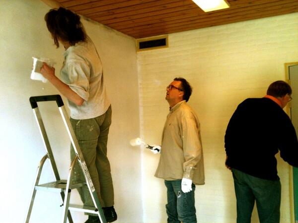 presentadoorn's tweet photo. Mannen en vrouwen van #rotarysprengen knappen tuin, gang en personeelskamer van woning @sHeerenLoo #Apeldoorn op! http://t.co/hzIO1sbjzR