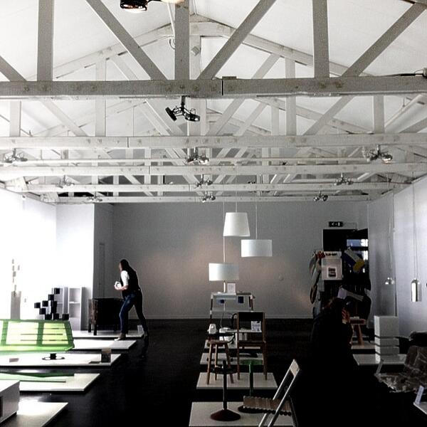 studiovalentijn's tweet photo. Presentatie jonge ontwerpers @Toonkamer Goed initiatief! http://t.co/I6T6WwXcra