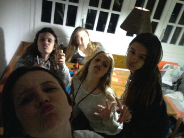 TaniaEscamilla9's tweet photo. Last night... #repeat #soparet #copeo #keepcalm #calentanmotors @EmmaColl1 @albapujol24 @claugermain @marionagros http://t.co/DdTOyeWPQw