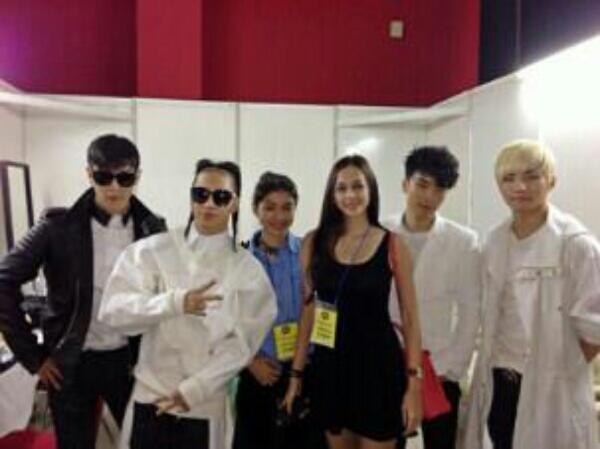 emakhayi's tweet photo. OMGGGG ENVY “@YGentBiased: [PHOTO]
Bigbang w/ Aura Kasih (Indonesian Singer) on Katalk Fanmeet Event
cr: Nirwanaa12 http://t.co/1ZkMR6RF3o”