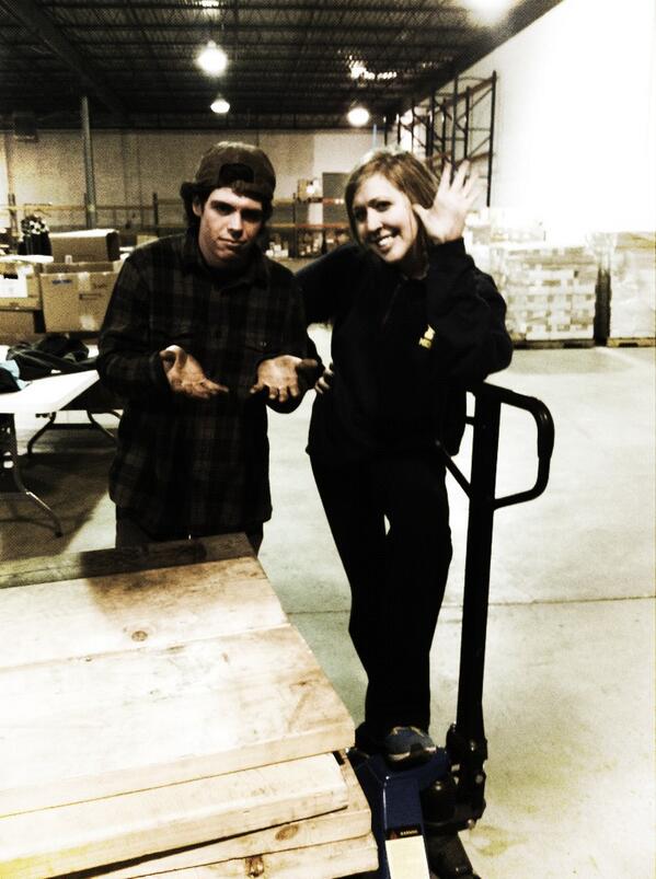 MUservelearn's tweet image. Loyal student coordinators getting down and dirty at Newthreads Milwaukee #hungry4change #HungerCleanUp