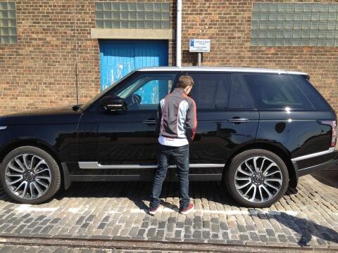 AdeCunliffeSPF's tweet image. The son @lewisj19 broke in and the car is just 2 weeks old. #rhief #landroversecurity #NoKeyNeeded