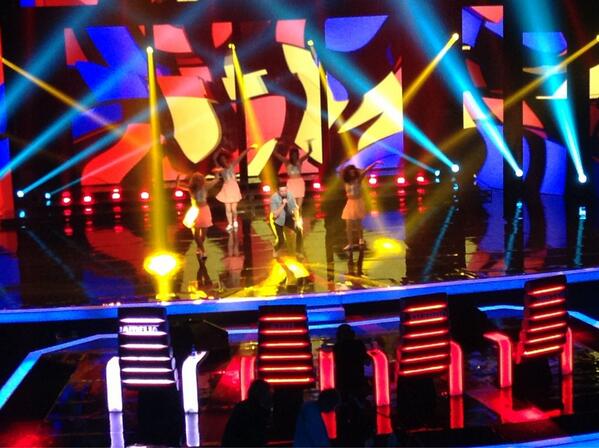 SoundDesignIE's tweet image. Even the dancers @esthershiells @lucia_mgonzalez @sammietopping @JennyStow are dressed for the sun #rtethevoice