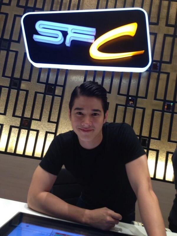WeLoveSF's tweet photo. พนักงานขายตั๋วที่อุดรวันนี้หล่อมาก จะละลายแล้ว ! http://t.co/3dc7EyKqhs