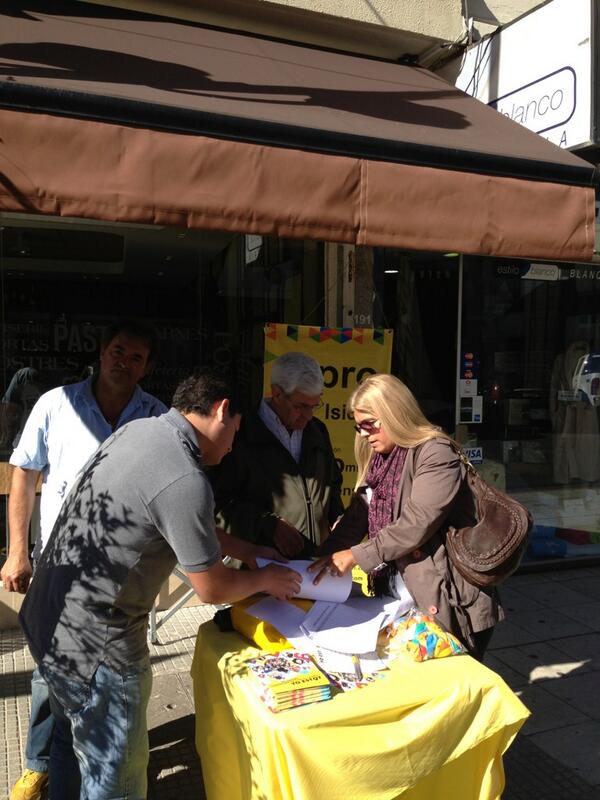 chirimoya2000's tweet photo. @prosanisidro y @sanisidrojpro en Alvear y Arenales charlando con la gente! http://t.co/OGSXXwaWgu