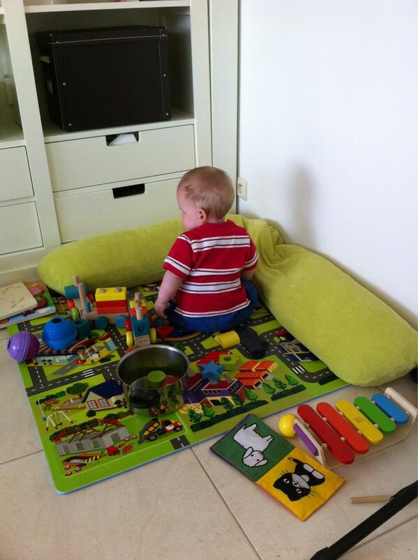 JannekevLeijen's tweet photo. Sven vond het tijd om in de hoek te zitten... #auto didact? http://t.co/ConWNufH96