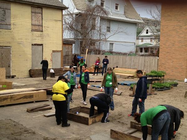 jefftaussig's tweet photo. #extrashotofgood everyone is hard at work, supporting the Rockaways http://t.co/Yxpt5OZkVW