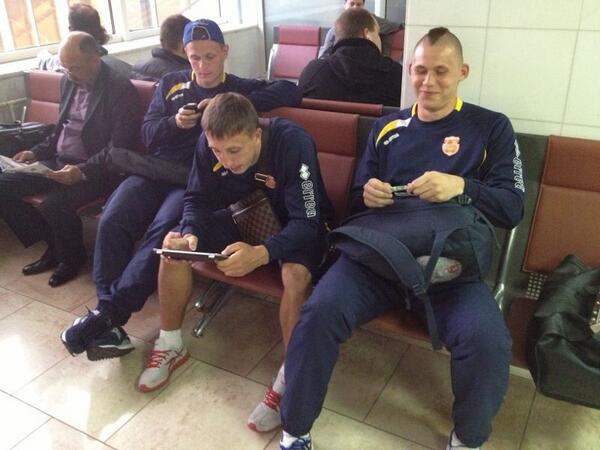 Александр Разумов, <a href="/gerasim9/">German Godlyuk</a> и Антон Пшеничных в аэропорту Краснодара перед вылетом в Москву.