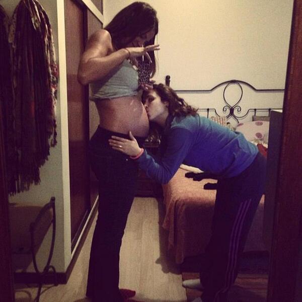 vicky_pauliter's tweet image. @delfichaves dandole un besito en la panzita a @paulitachaves ♥♥