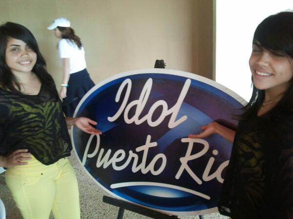 Marcos_Billy's tweet photo. Las gemelas Laureli y Laureliz Santana estaban entre las ansiosas q querían brillar en audición de @IdolPuertoRico http://t.co/kxKIAka1Ne