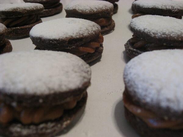 ninasbakery1's tweet photo. Para esta tarde a puro sol nada mejor que unos alfajorcitos de dulce de leche de @ninasbakery1 #increibles http://t.co/GN1KFCrMXc