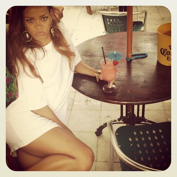 Rihanna en las Redes Sociales [VI] >> @rihanna/ @badgalriri - Página 4 BIUwnXfCYAAdKPT