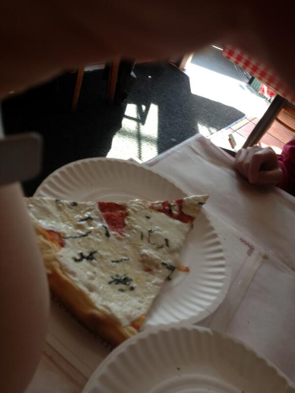 96Becky's tweet image. Las pizzas “margaritas” de Nueva York no son como las de España #DatoRandom