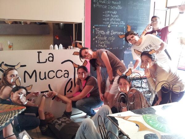 poomVas's tweet photo. @AmazingRaceV #pumbas bonus ordeñando a la vaca http://t.co/BxIeaU5e4k
