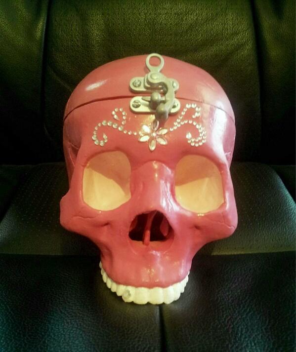 @KendraWilkinson would love to make u your own #customskullpurse or a #customjewelrybox hit us up & we'll hook u up!
