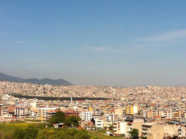 Yeşilin betona karşı durabildiği tek yer asri mezarlık olmuş. Gaziemir - İzmir.