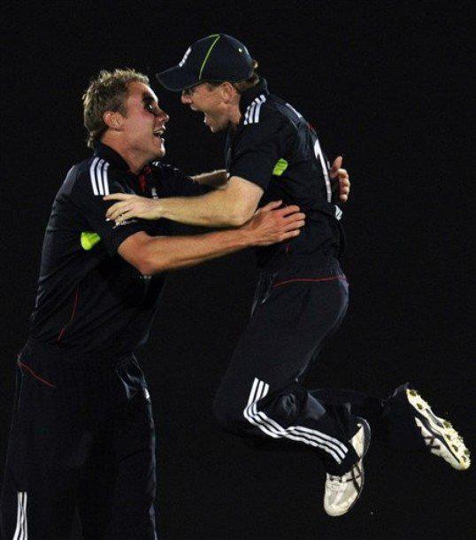 StuartBroad8's tweet photo. “@aish_8: @StuartBroad8 Love this ! @Eoin16  xx http://t.co/t3krXZ7jIt”|> Name the game @Eoin16! Attacked me at pace!!