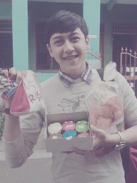 adhyraLR's tweet photo. Hari ini dapet buanyaaaks makanan! Makasih yap SLR &amp; Rawkers 😘💋 http://t.co/kIrD8h8m06