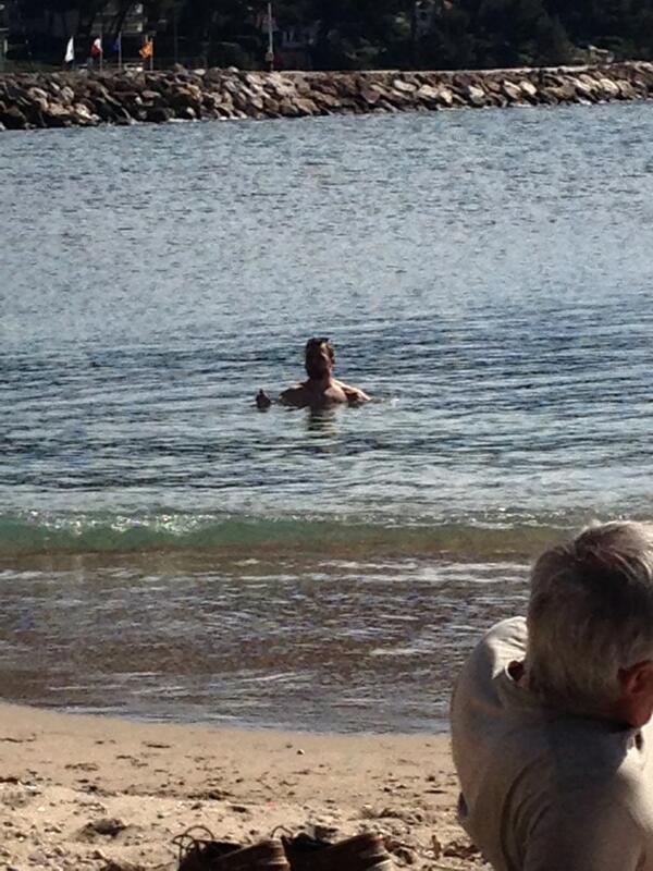 giteau_rugby's tweet photo. Je me sens plus mieux!! Bon recup a la plage
#beachrecovery
#niceoption http://t.co/2VXaP5tXnP