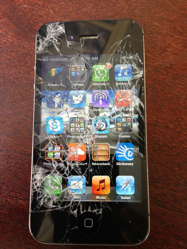 TatoCarello's tweet image. Most damaged iPhone! Anyone got a screen for @_DarrenDaniel_ ? Hahahaha