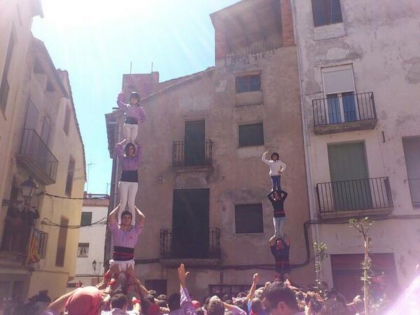JoveDeTarragona's tweet photo. Abans de començar l'actuació, hem rememorat el primer pilar de la Colla amb els Brivalls #castellers http://t.co/oPTc89157Q