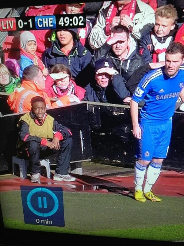 Bailey_Joel's tweet image. Welbeck, you alright mate? #weekendjob